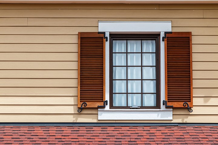 Коричневое окно со шпросами в частном доме